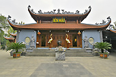 Le Temple "Den Mau" à Lào Cai est situé à côté de la frontière avec la Chine continentale - Viêtnam
