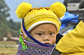 Enfant sur le dos d'une femme d'une minorité ethnique des montagnes sur le marché de "Coc Ly" à "Bac Ha" - Viêtnam