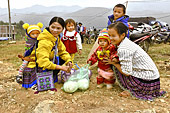 Femmes et enfants d'une minorité ethnique des montagnes sur le marché de "Coc Ly" à "Bac Ha" - Viêtnam
