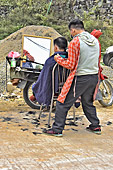 Salon de coiffure en plein air sur le marché de "Coc Ly" à "Bac Ha" - Viêtnam
