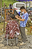 Salon de coiffure en plein air sur le marché de "Coc Ly" à "Bac Ha" - Viêtnam