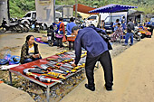 Étalage de marchandises sur le marché de "Coc Ly" à "Bac Ha" - Viêtnam