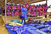 Étalage de costumes traditionnels sur le marché de "Coc Ly" à "Bac Ha" - Viêtnam