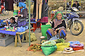 Étalage de marchandises sur le marché de "Coc Ly" à "Bac Ha" - Viêtnam