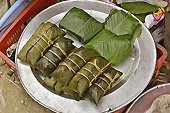 "Khao Tom Fou" (Dessert à base de banane sucrée, de riz gluant et de lait de coco) sur le marché de "Coc Ly" à "Bac Ha" - Viêtnam