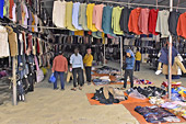 Étalage de vêtements sur le marché de "Coc Ly" à "Bac Ha" - Viêtnam