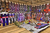Étalage de costumes traditionnels sur le marché de "Coc Ly" à "Bac Ha" - Viêtnam
