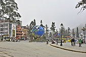 Place centrale de Sapa dans le brouillard à la tombée de la nuit - Viêtnam