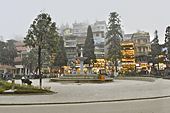 Place centrale de Sapa dans le brouillard à la tombée de la nuit - Viêtnam