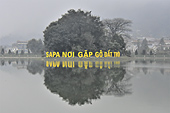 îlot dans le brouillard avec l'inscription "Sapa où la terre rencontre le ciel" au milieu du lac - Sapa - Viêtnam