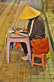 Femme viêtnamienne faisant sa comptabilité sur un trottoir à Sapa - Viêtnam