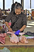 Cuisinière en train de préparer de la viande dans le petit restaurant - Sapa - Viêtnam