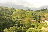 Pont suspendu surplombant le fond de la vallée "Muong Hoa" - Sapa - Viêtnam