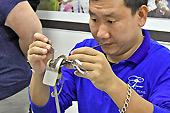 Introduction d'une petite perle artificielle à l'intérieur d'une huître - Ferme de perles de Tung Sau - Baie d'Halong - Viêtnam