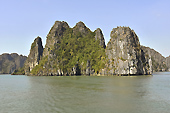 Navigation le long des pitons rocheux - Baie d'Halong - Viêtnam