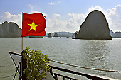 Navigation le long des pitons rocheux - Baie d'Halong - Viêtnam
