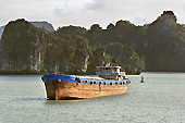 Cargo au mouillage dans le port - Baie d'Halong - Viêtnam
