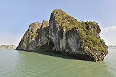 Navigation le long des pitons rocheux - Baie d'Halong - Viêtnam
