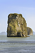 Navigation le long des pitons rocheux - Baie d'Halong - Viêtnam
