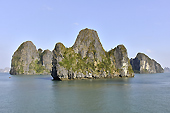 Navigation le long des pitons rocheux - Baie d'Halong - Viêtnam