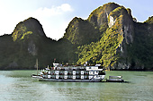 Jonque qui jette l'ancre pour la nuit à côté de la grotte "Trinh Nu" - Baie d'Halong - Viêtnam