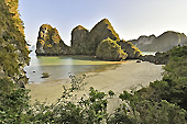 Plage à la sortie de la grotte "Trinh Nu" - Baie d'Halong - Viêtnam