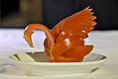 Décoration avec une tomate dans la salle du restaurant sur la jonque - Baie d'Halong - Viêtnam