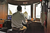 Notre capitaine manoeuvre pour rentrer au port d'Halong - Baie d'Halong - Viêtnam