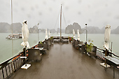 Derniers regards, direction le port d'Halong sous une pluie diluvienne - Baie d'Halong - Viêtnam