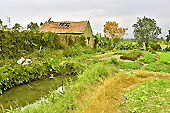 Vieille maison sur un terrain de cultures de légumes - Viêtnam