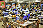 Ouvrières dans l'atelier de broderie de Thang Loi - Hoi An - Viêtnam