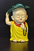 Figurine de Bouddha en céramique sur une étagère - Hoi An - Viêtnam 