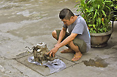 Réparation d'un moteur sur un trottoir - Hoi An - Viêtnam