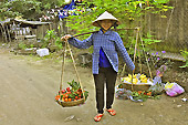 Vendeuse de rue portant une Palanche de bambou chargée de fruits - Hoi An - Viêtnam