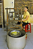Appareil manuel pour l'étouffage et le filage des cocons des vers à soie - Hoi An - Viêtnam