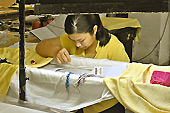 Tissage manuel de la soie par des ouvrières - Hoi An - Viêtnam