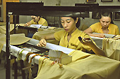Tissage manuel de la soie par des ouvrières - Hoi An - Viêtnam