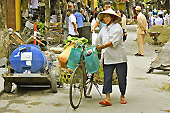 Viêtnamienne faisant ses courses - Hoi An - Viêtnam