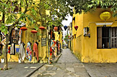 Ruelle et maisons colorées dans le vieux Hoi An - Viêtnam