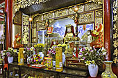 Autel dans le temple de Phuoc Kien ou maison communale du "Fujian" à Hoi An - Viêtnam