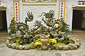 Bassin ornemental dans le temple de Phuoc Kien ou maison communale du "Fujian" à Hoi An - Viêtnam