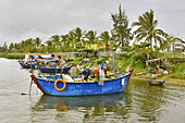 Quelques barques le long de la rive près du restaurant - Hoi An - Viêtnam