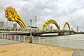 Pont Dragon River Bridge, construit par l'architecte Josef Melan, ses arcs reprennent la silhouette d'un dragon et la tête peut cracher du feu - Da Nang - Viêtnam