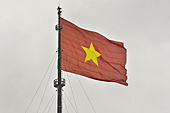 Immense drapeau viêtnamien visible de toute la ville flottant au dessus de la Cité impériale - Hué - Viêtnam