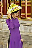 Jeune femme en tenue traditionnelle "Áo Dài" dans la Cité impériale - Hué - Viêtnam