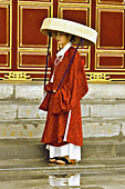 Jeune femme en tenue traditionnelle "Áo Dài" dans la Cité impériale - Hué - Viêtnam