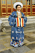 Jeune femme en tenue traditionnelle "Áo Dài" dans la Cité impériale - Hué - Viêtnam