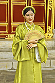 Jeune femme en tenue traditionnelle "Áo Dài" dans la Cité impériale - Hué - Viêtnam
