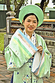 Jeune femme en tenue traditionnelle "Áo Dài" dans la Cité impériale - Hué - Viêtnam