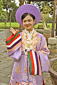 Jeune femme en tenue traditionnelle "Áo Dài" dans la Cité impériale - Hué - Viêtnam